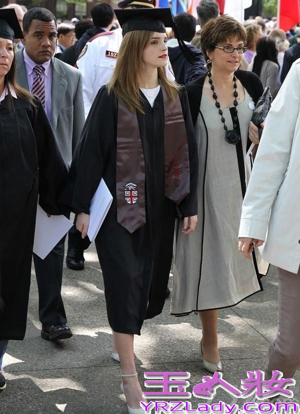 据悉在《哈利波特》系列中扮演中扮演赫敏的女星艾玛沃特森，于本月25日从布朗大学毕业，当天女星艾玛身穿学士服，红唇妆和高跟鞋让她显示格外出众，而这一画面不仅让人想起《哈利波特》中的赫敏在参加霍格沃兹的毕业典礼的画面，那时的她就是穿着学士服与同学们一起参加毕业典礼，以下就让我们一睹为快，赶紧欣赏下这位美魔女的毕业照吧！