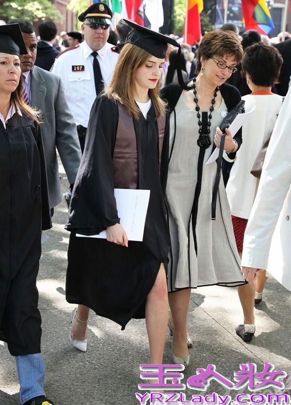 据悉在《哈利波特》系列中扮演中扮演赫敏的女星艾玛沃特森，于本月25日从布朗大学毕业，当天女星艾玛身穿学士服，红唇妆和高跟鞋让她显示格外出众，而这一画面不仅让人想起《哈利波特》中的赫敏在参加霍格沃兹的毕业典礼的画面，那时的她就是穿着学士服与同学们一起参加毕业典礼，以下就让我们一睹为快，赶紧欣赏下这位美魔女的毕业照吧！