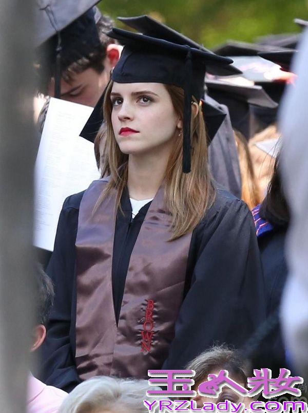 据悉在《哈利波特》系列中扮演中扮演赫敏的女星艾玛沃特森，于本月25日从布朗大学毕业，当天女星艾玛身穿学士服，红唇妆和高跟鞋让她显示格外出众，而这一画面不仅让人想起《哈利波特》中的赫敏在参加霍格沃兹的毕业典礼的画面，那时的她就是穿着学士服与同学们一起参加毕业典礼，以下就让我们一睹为快，赶紧欣赏下这位美魔女的毕业照吧！