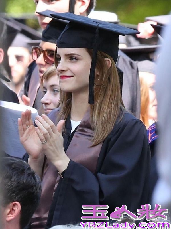 据悉在《哈利波特》系列中扮演中扮演赫敏的女星艾玛沃特森，于本月25日从布朗大学毕业，当天女星艾玛身穿学士服，红唇妆和高跟鞋让她显示格外出众，而这一画面不仅让人想起《哈利波特》中的赫敏在参加霍格沃兹的毕业典礼的画面，那时的她就是穿着学士服与同学们一起参加毕业典礼，以下就让我们一睹为快，赶紧欣赏下这位美魔女的毕业照吧！
