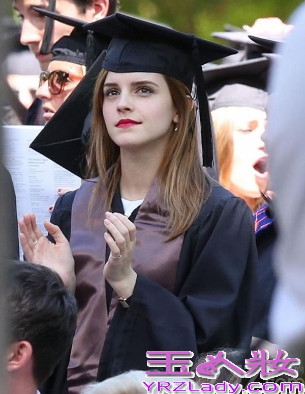 据悉在《哈利波特》系列中扮演中扮演赫敏的女星艾玛沃特森，于本月25日从布朗大学毕业，当天女星艾玛身穿学士服，红唇妆和高跟鞋让她显示格外出众，而这一画面不仅让人想起《哈利波特》中的赫敏在参加霍格沃兹的毕业典礼的画面，那时的她就是穿着学士服与同学们一起参加毕业典礼，以下就让我们一睹为快，赶紧欣赏下这位美魔女的毕业照吧！