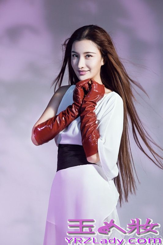 张虹一自出道后精致的五官，性感的身材一直被歌迷津津乐道，这次写真中，张虹一大胆尝试了飘逸的白纱裙与酷感十足的皮手套结合的搭配，两种不同的元素却意外的出了魅惑的感觉，长发自然的飘动使整个照片有了灵气，完美的脸型和标志的长相乍一看是要错认范冰冰的节奏。