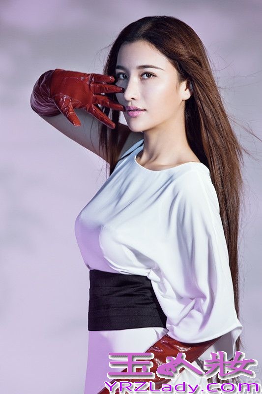 张虹一自出道后精致的五官，性感的身材一直被歌迷津津乐道，这次写真中，张虹一大胆尝试了飘逸的白纱裙与酷感十足的皮手套结合的搭配，两种不同的元素却意外的出了魅惑的感觉，长发自然的飘动使整个照片有了灵气，完美的脸型和标志的长相乍一看是要错认范冰冰的节奏。