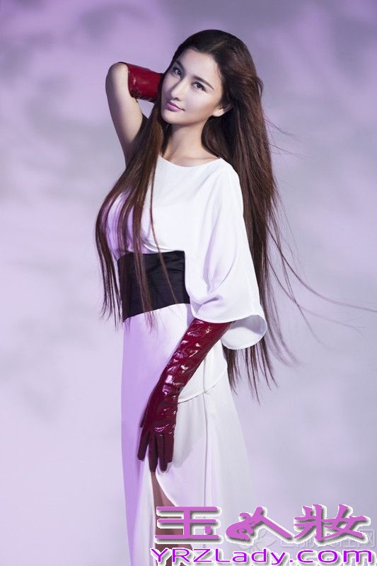 张虹一自出道后精致的五官，性感的身材一直被歌迷津津乐道，这次写真中，张虹一大胆尝试了飘逸的白纱裙与酷感十足的皮手套结合的搭配，两种不同的元素却意外的出了魅惑的感觉，长发自然的飘动使整个照片有了灵气，完美的脸型和标志的长相乍一看是要错认范冰冰的节奏。