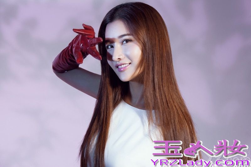 张虹一自出道后精致的五官，性感的身材一直被歌迷津津乐道，这次写真中，张虹一大胆尝试了飘逸的白纱裙与酷感十足的皮手套结合的搭配，两种不同的元素却意外的出了魅惑的感觉，长发自然的飘动使整个照片有了灵气，完美的脸型和标志的长相乍一看是要错认范冰冰的节奏。