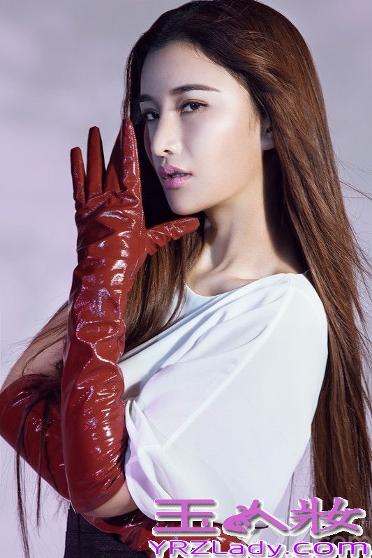 张虹一自出道后精致的五官，性感的身材一直被歌迷津津乐道，这次写真中，张虹一大胆尝试了飘逸的白纱裙与酷感十足的皮手套结合的搭配，两种不同的元素却意外的出了魅惑的感觉，长发自然的飘动使整个照片有了灵气，完美的脸型和标志的长相乍一看是要错认范冰冰的节奏。