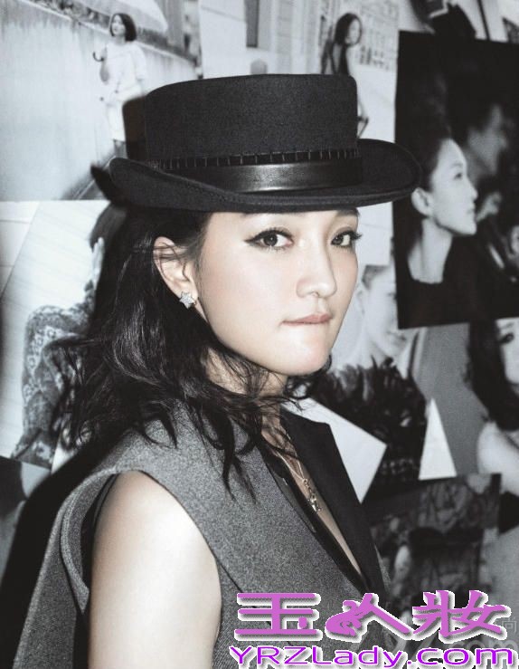 近日，周迅受邀敢爱敢恨拍摄了一组黑暗骑士写真，“敢爱敢恨”的内在气质与周迅本身十分相符，写真中，周迅身穿一件灰色马甲西装+紧身铅笔裤+骑士帽，帅气的同时又不失性感，个性十足。