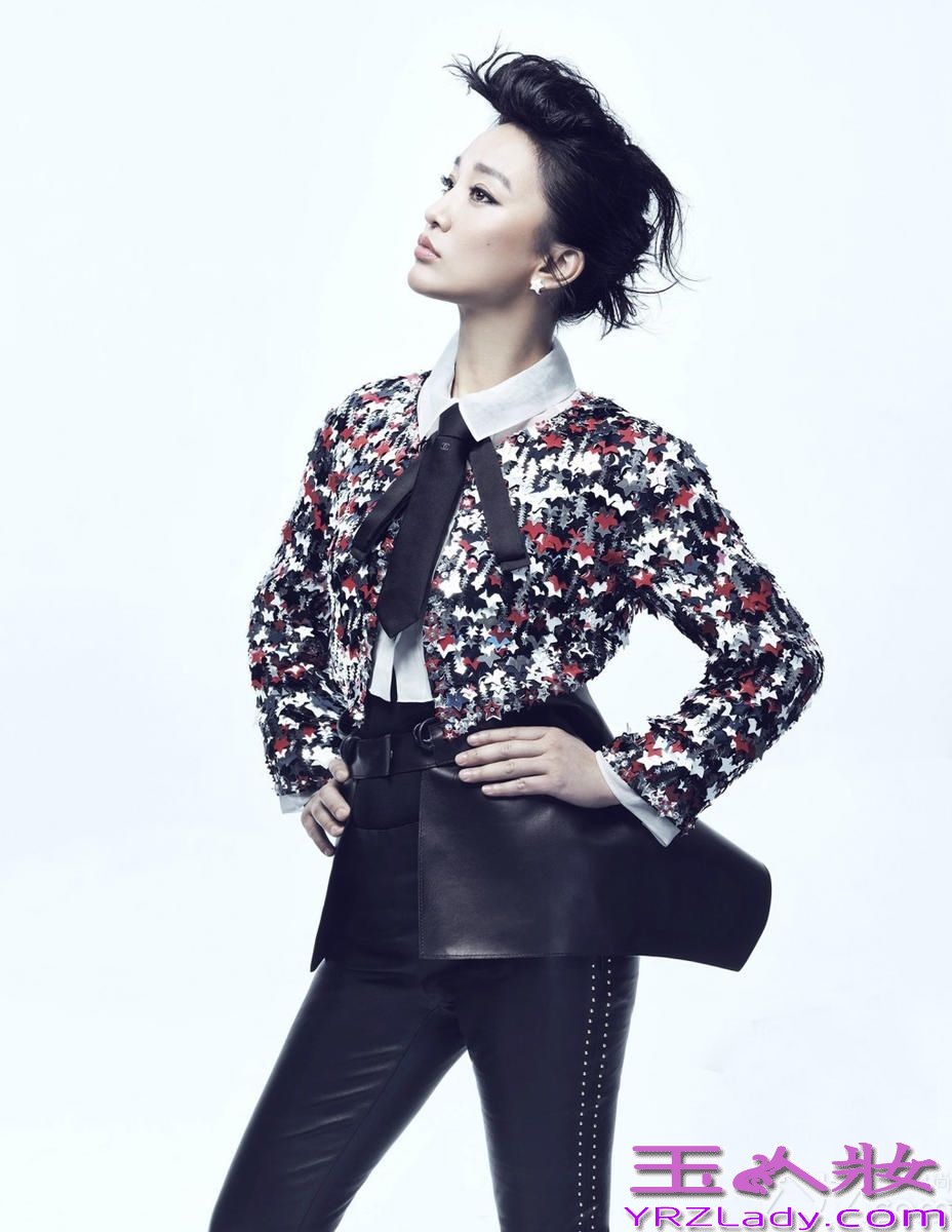 近日，周迅受邀敢爱敢恨拍摄了一组黑暗骑士写真，“敢爱敢恨”的内在气质与周迅本身十分相符，写真中，周迅身穿一件灰色马甲西装+紧身铅笔裤+骑士帽，帅气的同时又不失性感，个性十足。