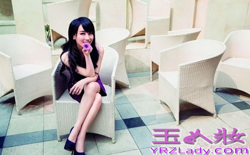 早前光线传媒主持人谢楠与内地小生吴京大婚，在婚礼上两人更是幸福的宣布谢楠怀孕的好消息，而近日这位准妈妈，拍摄了一组最新的写真，告别往日的干练短发，当天她以一头长发拍摄，身穿唯美的服饰，洋溢着幸福甜美的笑容，丝毫没有透露出半分“孕味”。