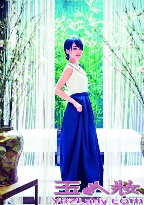 早前光线传媒主持人谢楠与内地小生吴京大婚，在婚礼上两人更是幸福的宣布谢楠怀孕的好消息，而近日这位准妈妈，拍摄了一组最新的写真，告别往日的干练短发，当天她以一头长发拍摄，身穿唯美的服饰，洋溢着幸福甜美的笑容，丝毫没有透露出半分“孕味”。