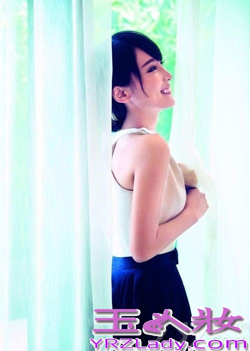 早前光线传媒主持人谢楠与内地小生吴京大婚，在婚礼上两人更是幸福的宣布谢楠怀孕的好消息，而近日这位准妈妈，拍摄了一组最新的写真，告别往日的干练短发，当天她以一头长发拍摄，身穿唯美的服饰，洋溢着幸福甜美的笑容，丝毫没有透露出半分“孕味”。