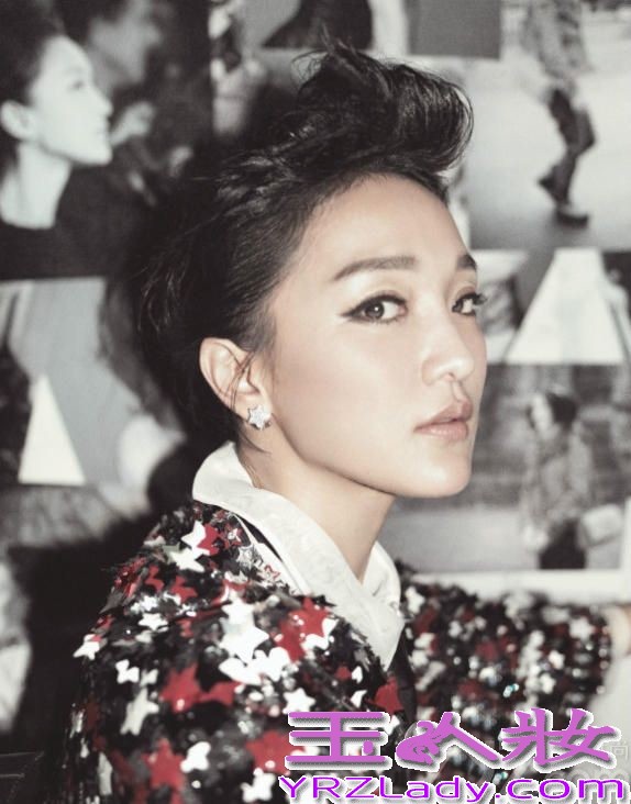 近日，周迅受邀敢爱敢恨拍摄了一组黑暗骑士写真，“敢爱敢恨”的内在气质与周迅本身十分相符，写真中，周迅身穿一件灰色马甲西装+紧身铅笔裤+骑士帽，帅气的同时又不失性感，个性十足。