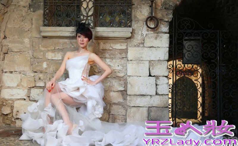 在娱乐圈消失有段时间的金巧巧，在5月16日牵手老公在戛纳高调亮相，如今已为人母的她，拥有了属于自己的幸福生活，相比事业家庭在她眼中更为重要，此次戛纳行，金巧巧还为自己拍摄了唯美的写真图片，在异域风情的环境下，她身穿抹胸超短白纱裙，玲珑曲线一览无余，尽情的享受异国他乡的风情。