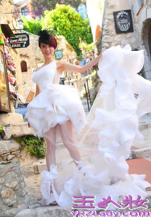 在娱乐圈消失有段时间的金巧巧，在5月16日牵手老公在戛纳高调亮相，如今已为人母的她，拥有了属于自己的幸福生活，相比事业家庭在她眼中更为重要，此次戛纳行，金巧巧还为自己拍摄了唯美的写真图片，在异域风情的环境下，她身穿抹胸超短白纱裙，玲珑曲线一览无余，尽情的享受异国他乡的风情。
