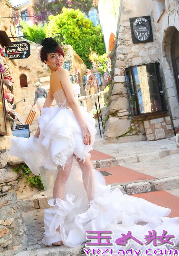 在娱乐圈消失有段时间的金巧巧，在5月16日牵手老公在戛纳高调亮相，如今已为人母的她，拥有了属于自己的幸福生活，相比事业家庭在她眼中更为重要，此次戛纳行，金巧巧还为自己拍摄了唯美的写真图片，在异域风情的环境下，她身穿抹胸超短白纱裙，玲珑曲线一览无余，尽情的享受异国他乡的风情。