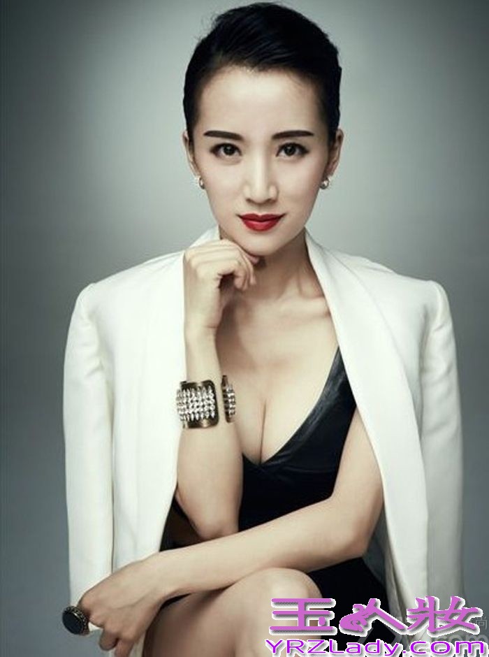 凭借蜗居而迅速走红的李念，在最红的时候选择隐退娱乐圈安心做起贤妻良母，而近日阔太李念携复出首部作品《纸婚》回归荧幕，更是拍摄了一组最新的写真，用黑白极简的两套服装搭配出个人魅力，一展性感冷眼的动人姿态。