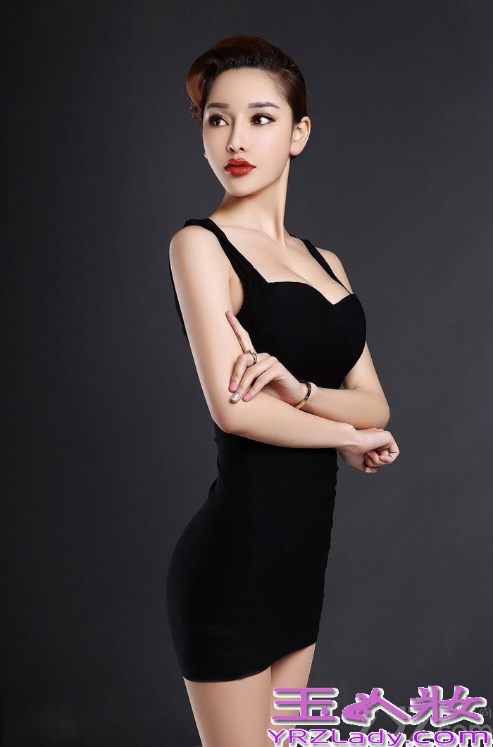 母其弥雅（MU QI MIYA），被称为“亚洲最美瑜伽教练”，“瑜伽第一美女”，“瑜伽女神”，也是中国瑜伽运动最广为熟知的推广者之一，今天就为大家分享她的最新气质写真，前凸后翘尽显女人魅力。