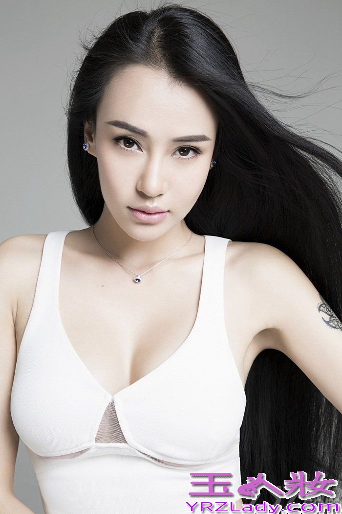 母其弥雅（MU QI MIYA），被称为“亚洲最美瑜伽教练”，“瑜伽第一美女”，“瑜伽女神”，也是中国瑜伽运动最广为熟知的推广者之一，今天就为大家分享她的最新气质写真，前凸后翘尽显女人魅力。