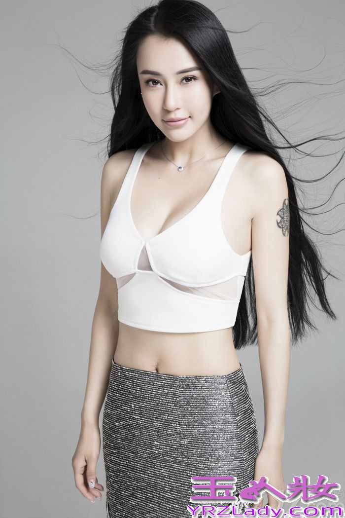 母其弥雅（MU QI MIYA），被称为“亚洲最美瑜伽教练”，“瑜伽第一美女”，“瑜伽女神”，也是中国瑜伽运动最广为熟知的推广者之一，今天就为大家分享她的最新气质写真，前凸后翘尽显女人魅力。