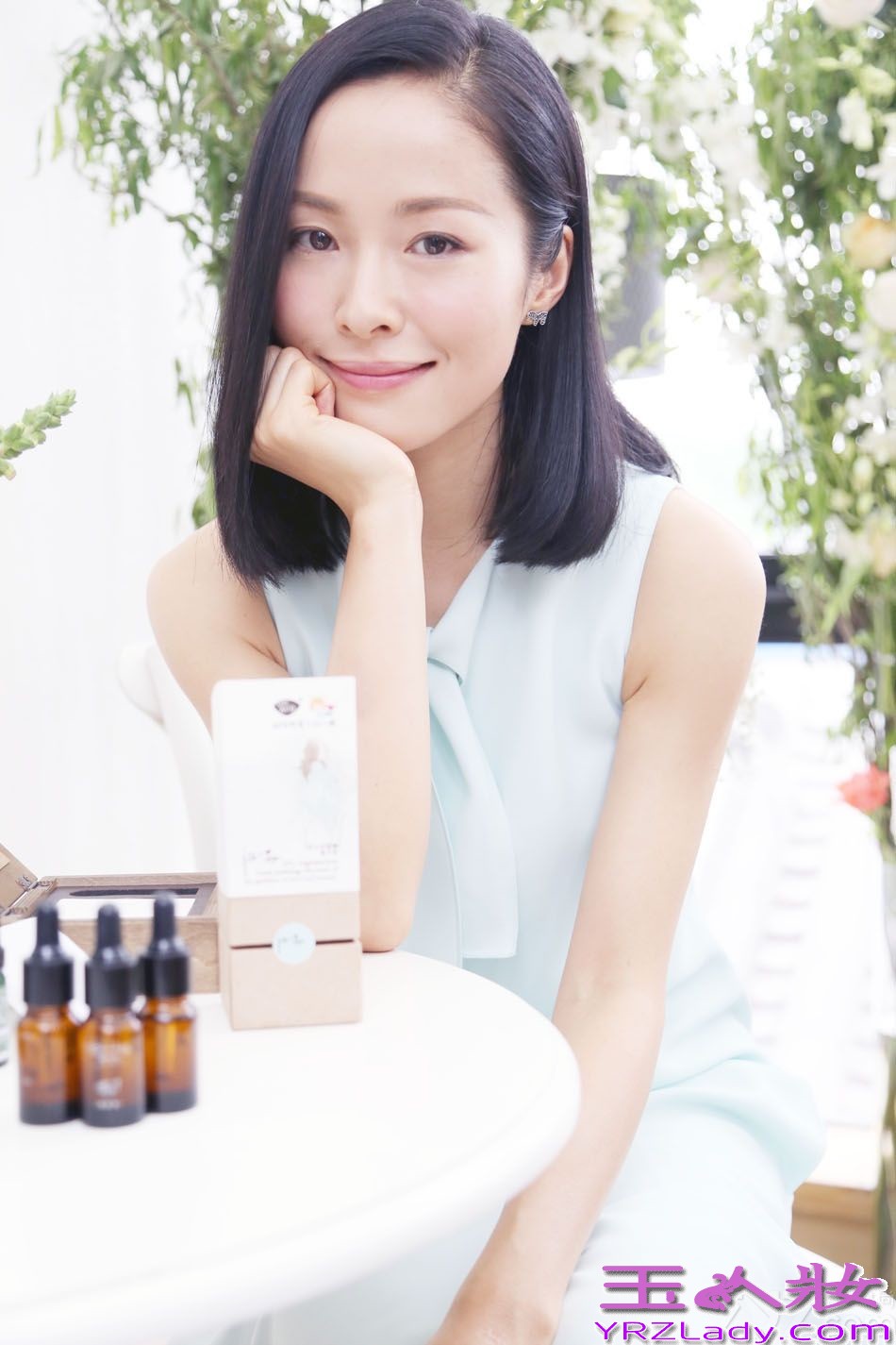 近日，江一燕联手某品牌共同发起“手心的温暖”爱心公益项目在京举行，江一燕清新亮相置身花漾之中，亲手设计并制作爱心义卖品。义卖所得款项将全部捐给江一燕爱心爬行者助学基金，用于帮助贫困山区儿童完成正常学业。