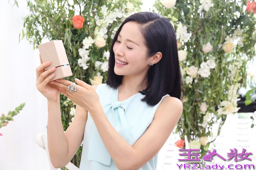 近日，江一燕联手某品牌共同发起“手心的温暖”爱心公益项目在京举行，江一燕清新亮相置身花漾之中，亲手设计并制作爱心义卖品。义卖所得款项将全部捐给江一燕爱心爬行者助学基金，用于帮助贫困山区儿童完成正常学业。