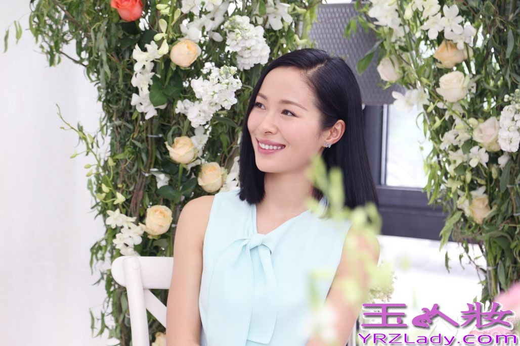 近日，江一燕联手某品牌共同发起“手心的温暖”爱心公益项目在京举行，江一燕清新亮相置身花漾之中，亲手设计并制作爱心义卖品。义卖所得款项将全部捐给江一燕爱心爬行者助学基金，用于帮助贫困山区儿童完成正常学业。