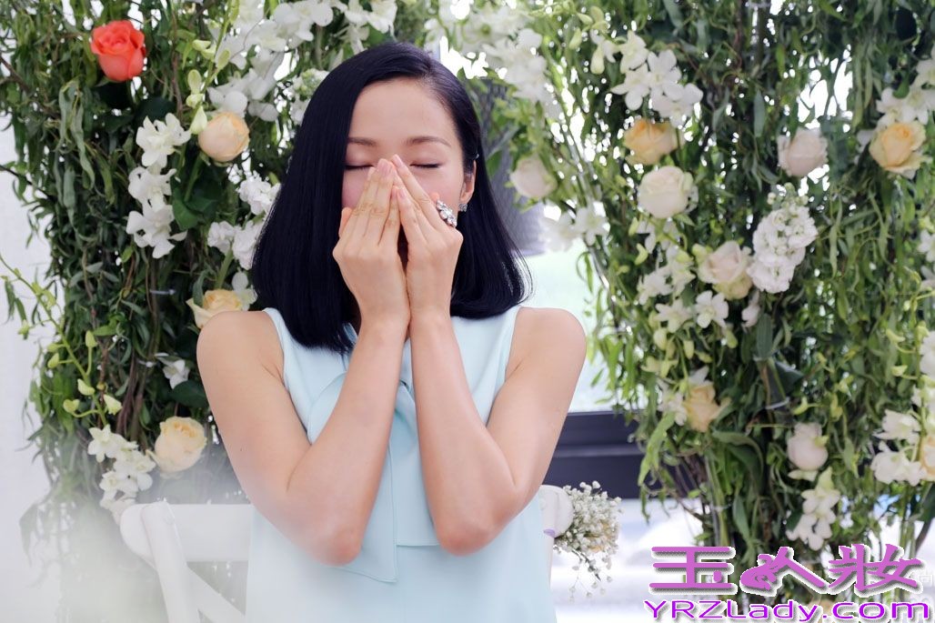 近日，江一燕联手某品牌共同发起“手心的温暖”爱心公益项目在京举行，江一燕清新亮相置身花漾之中，亲手设计并制作爱心义卖品。义卖所得款项将全部捐给江一燕爱心爬行者助学基金，用于帮助贫困山区儿童完成正常学业。