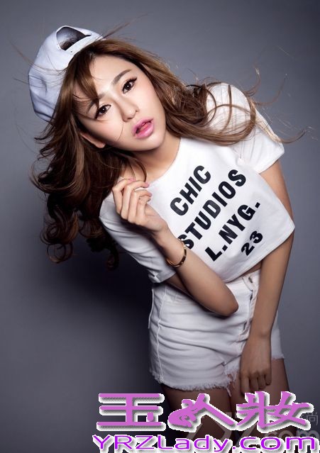 新晋人气嫩模足球宝贝吴沐熙，在广告模特界占有不可替代的地位，日前，在即将要拍摄新媒体电影《足球宝贝》前夕，为广大网友送上唯美写真。