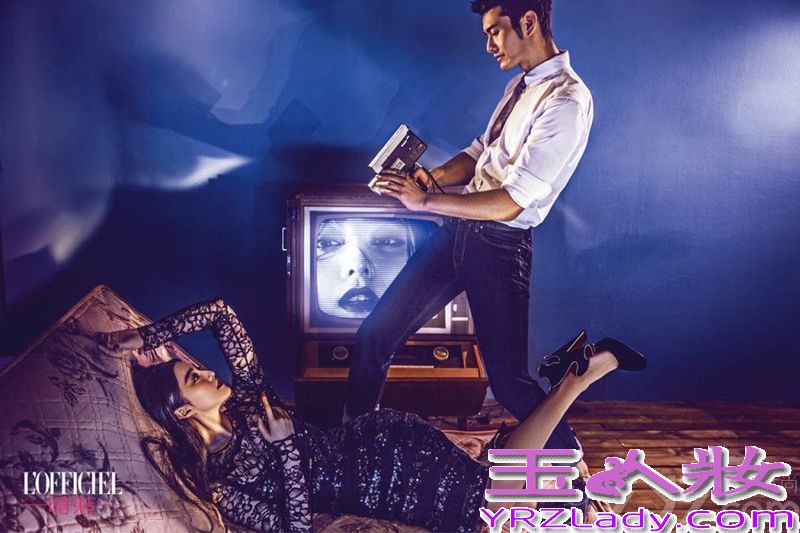 近日范冰冰携手黄晓明一起登上了《时装L’OFFICIEL》最新六月的封面，从曝光的照片中可以看到两人身穿华丽的礼服，不停的搔首弄姿，那画面简直太美了，范爷精致的复古个性妆容将其霸气的气质衬托的一览无遗，而黄晓明则演绎着其魅力的熟男气质，在镁光灯下的世界里，他们拼命般地演出着。