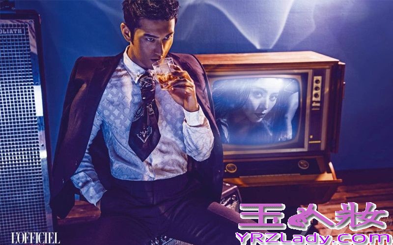 近日范冰冰携手黄晓明一起登上了《时装L’OFFICIEL》最新六月的封面，从曝光的照片中可以看到两人身穿华丽的礼服，不停的搔首弄姿，那画面简直太美了，范爷精致的复古个性妆容将其霸气的气质衬托的一览无遗，而黄晓明则演绎着其魅力的熟男气质，在镁光灯下的世界里，他们拼命般地演出着。