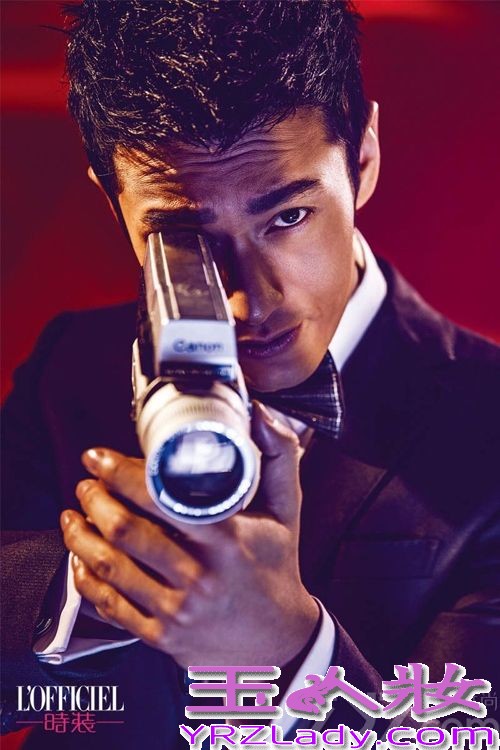 近日范冰冰携手黄晓明一起登上了《时装L’OFFICIEL》最新六月的封面，从曝光的照片中可以看到两人身穿华丽的礼服，不停的搔首弄姿，那画面简直太美了，范爷精致的复古个性妆容将其霸气的气质衬托的一览无遗，而黄晓明则演绎着其魅力的熟男气质，在镁光灯下的世界里，他们拼命般地演出着。