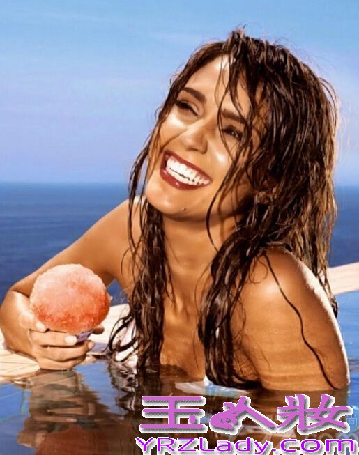 好莱坞辣妈甜心杰西卡阿尔芭（Jessica Alba）混血三国，被成为巧克力美人，近日，曝出杰西卡阿尔芭的最新写真，身穿白色的比基尼大秀完美的巧克力肌肤！