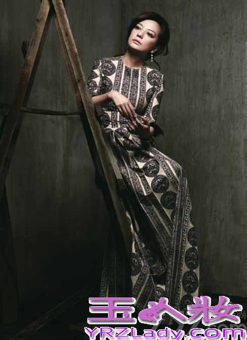 近日，一组赵薇时尚杂志大片曝光，赵薇身着重达数十斤的黄金“战衣”凝视前方，眼神深邃气息逼人，尽展别样冷艳魅力。
据悉，赵薇近期正在拍摄电视剧《虎妈猫爸》，赵薇赵薇阔别荧屏六年回归，此番选择以“虎妈”的形象回归荧屏，她表示：“首先因为我喜欢这个故事，对孩子教育问题的探讨戳中了我的点，太贴近生活了。” 《虎妈猫爸》预计明年与观众见面。