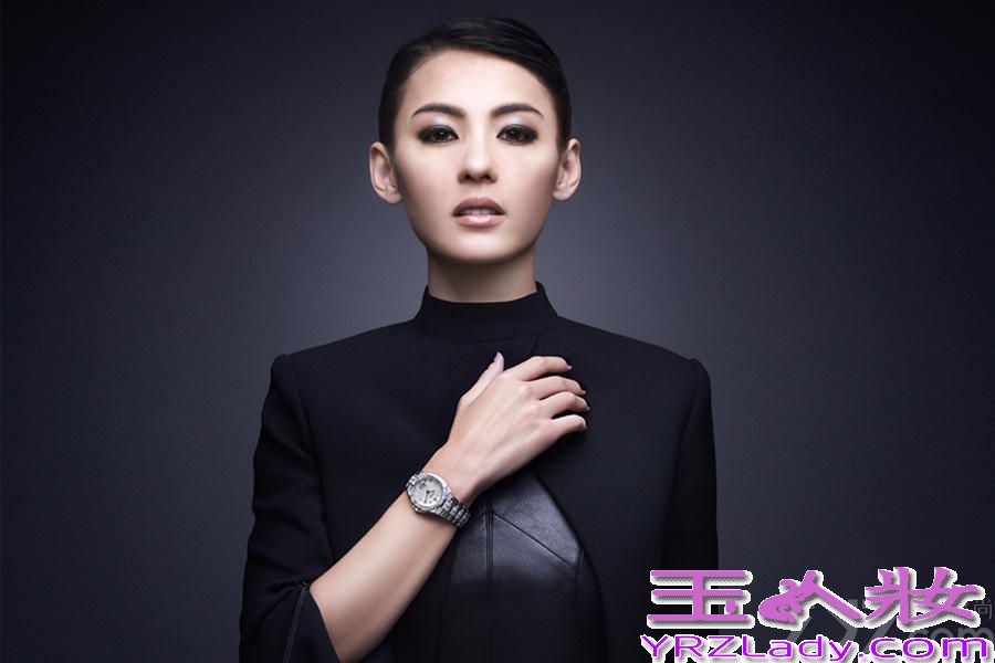 昔日的玉女掌门人张柏芝，经历了艳照门与离婚风波后现在已经走出影，随着《妈妈咪呀》第二季的播出，让担任观察员的她再度吸引人们的目光，在节目中她的真性情也得到了很多观众的喜爱，渐渐以充满正能量的生活态度和健康正面的公众形象走入人心，近日更是成为某国际知名手表品牌的代言人，并拍摄了一组广告大片，其经典黑白的造型，衬托出了张柏芝高贵典雅的强大气场，尽显女王范儿。