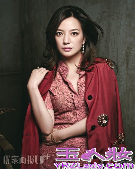 近日，一组赵薇时尚杂志大片曝光，赵薇身着重达数十斤的黄金“战衣”凝视前方，眼神深邃气息逼人，尽展别样冷艳魅力。
据悉，赵薇近期正在拍摄电视剧《虎妈猫爸》，赵薇赵薇阔别荧屏六年回归，此番选择以“虎妈”的形象回归荧屏，她表示：“首先因为我喜欢这个故事，对孩子教育问题的探讨戳中了我的点，太贴近生活了。” 《虎妈猫爸》预计明年与观众见面。