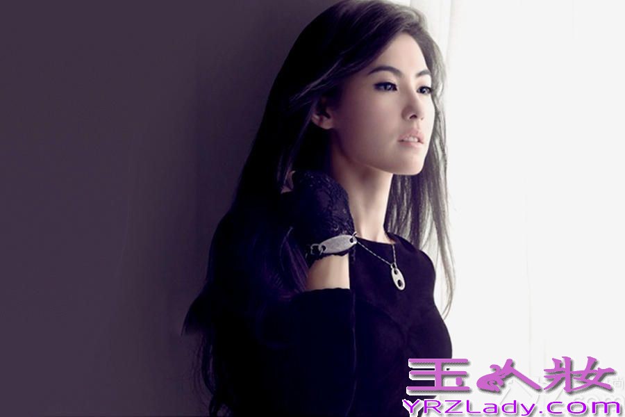 昔日的玉女掌门人张柏芝，经历了艳照门与离婚风波后现在已经走出影，随着《妈妈咪呀》第二季的播出，让担任观察员的她再度吸引人们的目光，在节目中她的真性情也得到了很多观众的喜爱，渐渐以充满正能量的生活态度和健康正面的公众形象走入人心，近日更是成为某国际知名手表品牌的代言人，并拍摄了一组广告大片，其经典黑白的造型，衬托出了张柏芝高贵典雅的强大气场，尽显女王范儿。