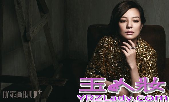 近日，一组赵薇时尚杂志大片曝光，赵薇身着重达数十斤的黄金“战衣”凝视前方，眼神深邃气息逼人，尽展别样冷艳魅力。
据悉，赵薇近期正在拍摄电视剧《虎妈猫爸》，赵薇赵薇阔别荧屏六年回归，此番选择以“虎妈”的形象回归荧屏，她表示：“首先因为我喜欢这个故事，对孩子教育问题的探讨戳中了我的点，太贴近生活了。” 《虎妈猫爸》预计明年与观众见面。