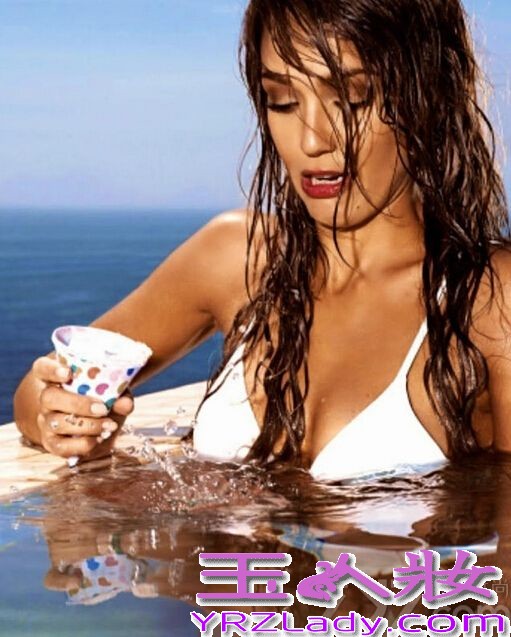 好莱坞辣妈甜心杰西卡阿尔芭（Jessica Alba）混血三国，被成为巧克力美人，近日，曝出杰西卡阿尔芭的最新写真，身穿白色的比基尼大秀完美的巧克力肌肤！