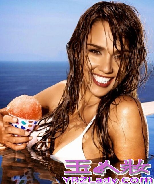 好莱坞辣妈甜心杰西卡阿尔芭（Jessica Alba）混血三国，被成为巧克力美人，近日，曝出杰西卡阿尔芭的最新写真，身穿白色的比基尼大秀完美的巧克力肌肤！