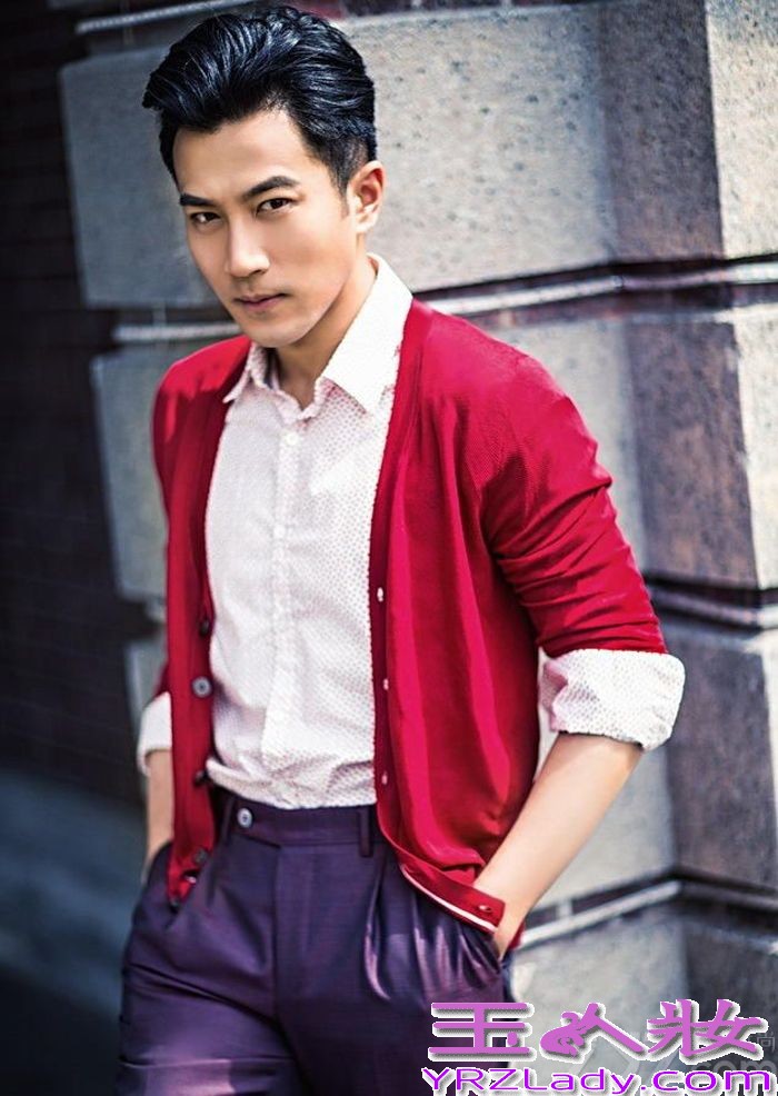 晋升为奶爸的刘恺威，一直都在忙着赚奶粉钱，近日为时尚杂志《舒适COMFORT》拍摄一组写真。在镜头下大显魅力，深邃的眼神、柔情的目光、沁人心底的笑容，时而绅士、时而随性的感觉，让人看到就深深不可自拔，这样具有优雅熟男气质的他绝对是你菜！