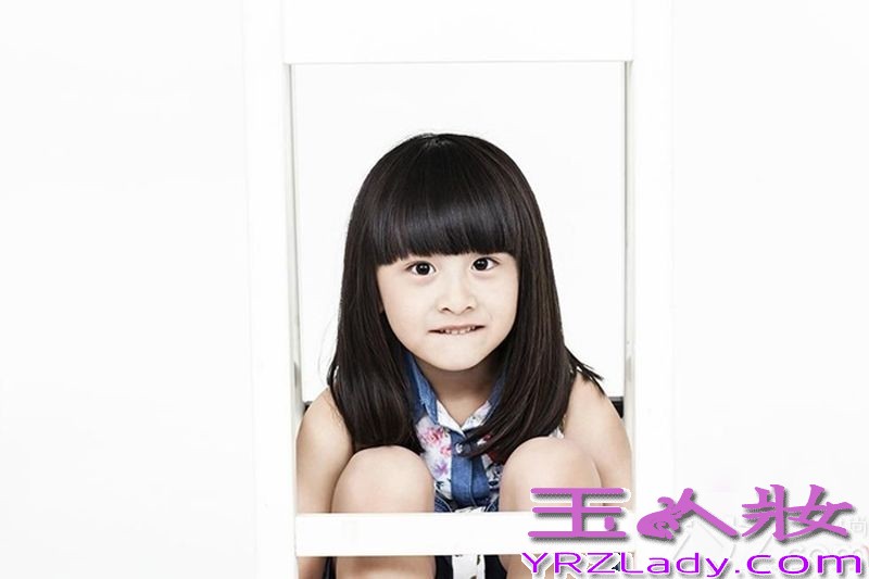 近日，著名杂志《精彩OK》为庆祝六一儿童节的到来，邀请到几位环球Baby欢聚一堂，还策划拍摄了一期 《OK Baby》 儿童节封面特刊。在选择OK Baby上力求达到完美，而田亮的女儿Cindy则成为了《OK Baby》杂志在中国区域的首位代言人，下面让我们一起来看看Cindy的时尚大片吧！