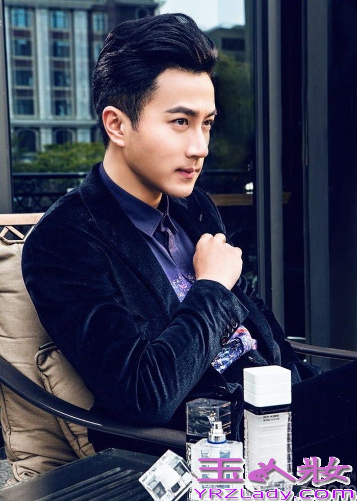 晋升为奶爸的刘恺威，一直都在忙着赚奶粉钱，近日为时尚杂志《舒适COMFORT》拍摄一组写真。在镜头下大显魅力，深邃的眼神、柔情的目光、沁人心底的笑容，时而绅士、时而随性的感觉，让人看到就深深不可自拔，这样具有优雅熟男气质的他绝对是你菜！