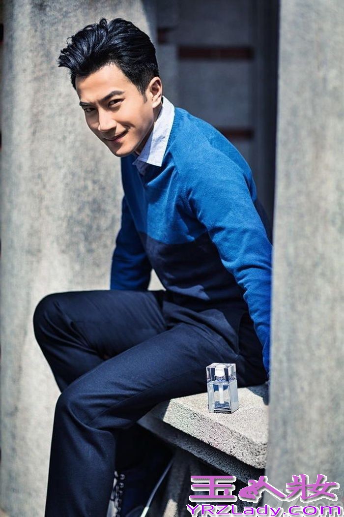 晋升为奶爸的刘恺威，一直都在忙着赚奶粉钱，近日为时尚杂志《舒适COMFORT》拍摄一组写真。在镜头下大显魅力，深邃的眼神、柔情的目光、沁人心底的笑容，时而绅士、时而随性的感觉，让人看到就深深不可自拔，这样具有优雅熟男气质的他绝对是你菜！