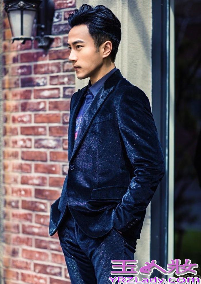 晋升为奶爸的刘恺威，一直都在忙着赚奶粉钱，近日为时尚杂志《舒适COMFORT》拍摄一组写真。在镜头下大显魅力，深邃的眼神、柔情的目光、沁人心底的笑容，时而绅士、时而随性的感觉，让人看到就深深不可自拔，这样具有优雅熟男气质的他绝对是你菜！