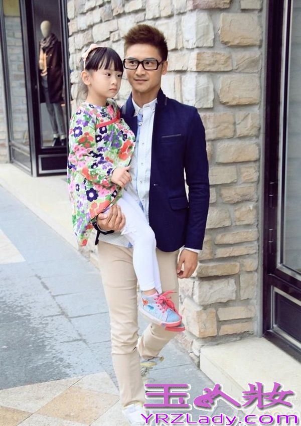 近日，著名杂志《精彩OK》为庆祝六一儿童节的到来，邀请到几位环球Baby欢聚一堂，还策划拍摄了一期 《OK Baby》 儿童节封面特刊。在选择OK Baby上力求达到完美，而田亮的女儿Cindy则成为了《OK Baby》杂志在中国区域的首位代言人，下面让我们一起来看看Cindy的时尚大片吧！