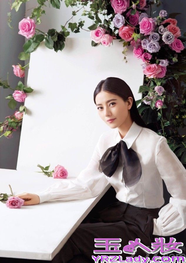 近日，高圆圆为某时尚杂志拍摄了一组春意十足的封面大片，被粉色玫瑰包围的高圆圆尽显浪漫优雅气质。片中，高圆圆尝试了多套造型，简洁经典的白衬衣黑裤搭配知性大气、颇具度假感的蓝色晕染衬衫俏皮可爱、而一件淡蓝色V字露背长裙又显得妩媚动人。据悉，由高圆圆主演的《单身男女2》和《一生一世》两部电影将于今年下半年上映。