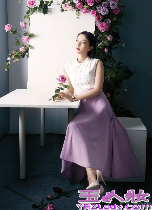 近日，高圆圆为某时尚杂志拍摄了一组春意十足的封面大片，被粉色玫瑰包围的高圆圆尽显浪漫优雅气质。片中，高圆圆尝试了多套造型，简洁经典的白衬衣黑裤搭配知性大气、颇具度假感的蓝色晕染衬衫俏皮可爱、而一件淡蓝色V字露背长裙又显得妩媚动人。据悉，由高圆圆主演的《单身男女2》和《一生一世》两部电影将于今年下半年上映。