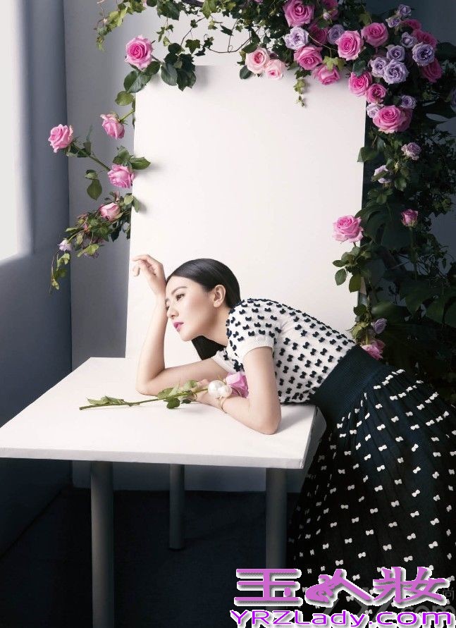 近日，高圆圆为某时尚杂志拍摄了一组春意十足的封面大片，被粉色玫瑰包围的高圆圆尽显浪漫优雅气质。片中，高圆圆尝试了多套造型，简洁经典的白衬衣黑裤搭配知性大气、颇具度假感的蓝色晕染衬衫俏皮可爱、而一件淡蓝色V字露背长裙又显得妩媚动人。据悉，由高圆圆主演的《单身男女2》和《一生一世》两部电影将于今年下半年上映。