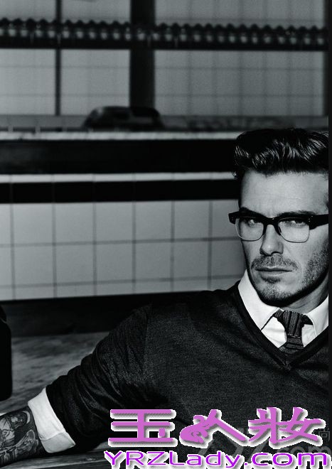 近日，性感男神贝克汉姆登上中国版《嘉人》6月刊封面，在照片中，小贝五官精致，帅气迷人，一双电眼含情脉脉，脸上唏嘘的胡渣尽显成熟男人魅力。
