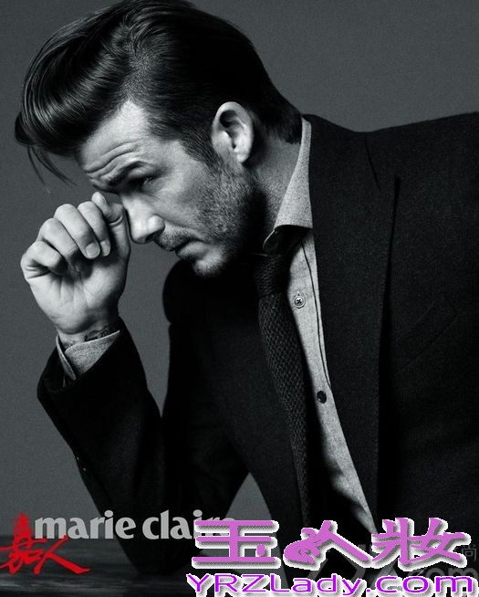 近日，性感男神贝克汉姆登上中国版《嘉人》6月刊封面，在照片中，小贝五官精致，帅气迷人，一双电眼含情脉脉，脸上唏嘘的胡渣尽显成熟男人魅力。
